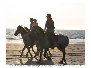 3 Leute reiten auf Pferden am Strand in der Unterkunft Cottage les petites voiles plage in Agon Coutainville