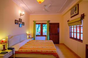 una camera da letto con un letto e una finestra di Rawla Rawatsar a Jaipur