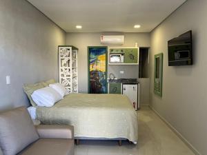 ポンタウ・ド・パラナにあるPousada Guaricanaのベッドルーム1室(ベッド1台、ソファ付)