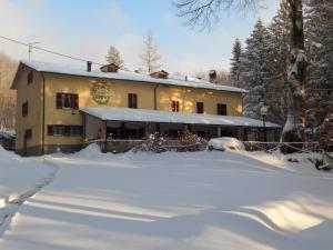 a house in the snow with a lot of snow at Agriturismo Fonte Magria in Abbadia San Salvatore