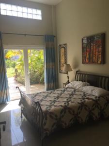 a bedroom with a bed and a sliding glass door at B&B Verger Vannary 