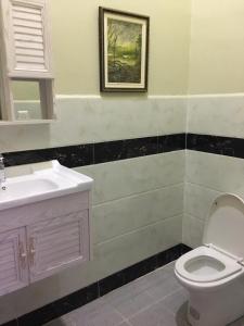 a bathroom with a sink and a toilet at B&B Verger Vannary in Phumĭ Băk Chĕnhchiĕn +46 photos