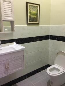a bathroom with a sink and a toilet at B&B Verger Vannary 