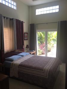 a bedroom with a bed and a sliding glass door at B&B Verger Vannary 
