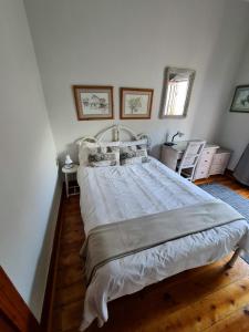 1 dormitorio con 1 cama grande en una habitación en 7 on South, en Bredasdorp