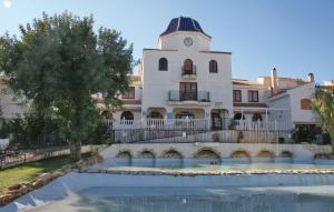 un edificio con una torre de reloj y una piscina en Costa Hispania, en Gran Alacant