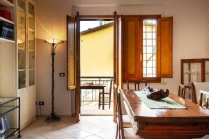 a room with a table with a cat laying on it at Casa Serena, Radda in Chianti, località Lucarelli. in Radda in Chianti
