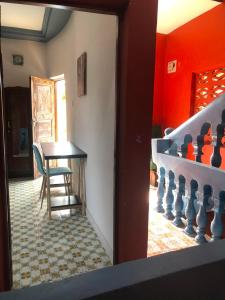 una habitación con una mesa y un tablero de ajedrez en Anayah House en Kiembi Samaki