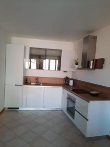 A kitchen or kitchenette at Fantastic Lake Como apartment Még 4 kép
