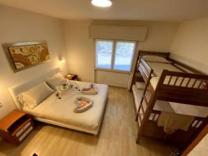 a small room with two bunk beds and a window at Casa vacanza Veronica con giardino in Verbania
