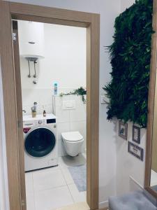 een badkamer met een wasmachine en een toilet bij Apartment Lego in Mostar