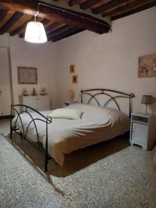 a bedroom with a black bed in a room at Rocci al 17 in Montalcino