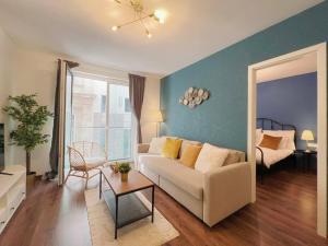 ein Wohnzimmer mit einem weißen Sofa und einem Tisch in der Unterkunft Erkel Fairy Home in Budapest