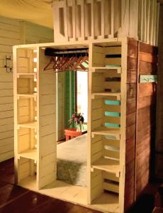 ボカス・タウンにあるCasa Lumièreの木製の二段ベッド(棚付)が備わる客室です。