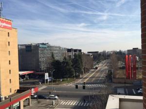 uma vista para uma rua da cidade com carros e edifícios em G&G Apartment em Bolonha