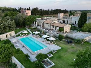 een luchtzicht op een huis met een zwembad bij Masseria San Cosimo in Carpignano Salentino