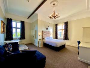1 dormitorio con 1 cama y 1 sofá en Ruswarp Hall - Whitby, en Whitby