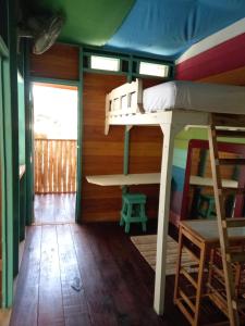 Litera en una casa pequeña con escalera en Casa Lumière en Bocas del Toro