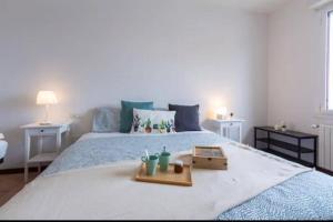 um quarto com uma cama com uma bandeja em G&G Apartment em Bolonha