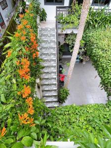 uma vista sobre um jardim com flores e escadas em Da Lat Lemongrass - Đà Lạt Sả em Da Lat