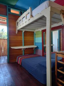 ein Schlafzimmer mit einem Etagenbett in einem Haus in der Unterkunft Casa Lumière in Bocas del Toro