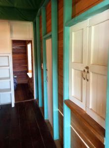 un couloir vide dans une maison avec une porte dans l'établissement Casa Lumière, à Bocas del Toro