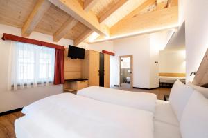 Postel nebo postele na pokoji v ubytování Albergo Garni Edy (B&B)