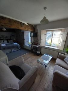 een woonkamer met een bank en een bed bij The Pinfold in Skipton