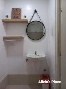 La salle de bains est pourvue d'un lavabo et d'un miroir mural. dans l'établissement Alleia's Place at Tagaytay, à Tagaytay