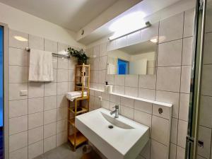 A bathroom at Designer Apartment im Herzen von Fulpmes Még 7 kép