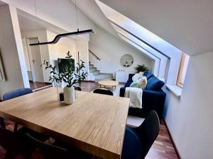 uma sala de estar com uma mesa e um sofá azul em Designer Apartment im Herzen von Fulpmes em Fulpmes