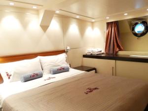 um quarto com uma cama grande num barco em La Voglia Matta em Monte Carlo