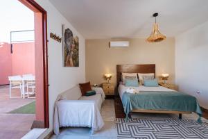 ein Schlafzimmer mit zwei Betten und einer Couch darin in der Unterkunft Ático lujo junto a la catedral. Giralda in Sevilla + 20 Fotos