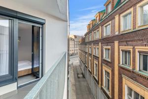 Un balcón de un edificio con una cama. en LAM Anthracite w AC & balcony en Bratislava