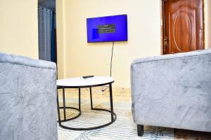 TV a/nebo společenská místnost v ubytování Lux Suites Okore Apartments Kisumu