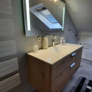 bagno con lavandino e specchio di Ferienwohnung Brigitte Frank a Bärnau