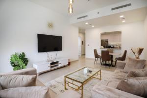 Fotografie z fotogalerie ubytování Luxurious 2 bedroom + Maid room Apartment with Burj Khalifa View v Dubaji
