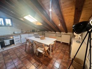 A kitchen or kitchenette at San Vicente Ferrer, dúplex para dos en Malasaña