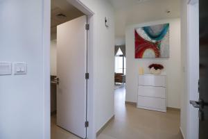 Fotografie z fotogalerie ubytování Luxurious 2 bedroom + Maid room Apartment with Burj Khalifa View v Dubaji