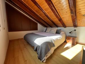 A bed or beds in a room at San Vicente Ferrer, dúplex para dos en Malasaña