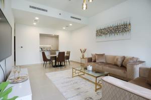 Fotografie z fotogalerie ubytování Luxurious 2 bedroom + Maid room Apartment with Burj Khalifa View v Dubaji