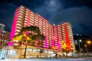 un edificio de hotel con luces rosas. en GHL Hotel Tequendama Bogotá, en Bogotá