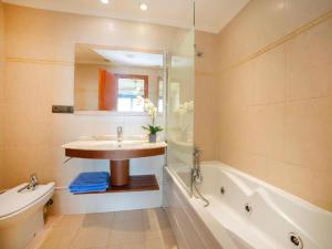 a bathroom with a sink and a bath tub at Apartamento en Altea con vistas al mar in Altea