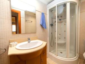 a bathroom with a sink and a shower at Apartamento en Altea con vistas al mar in Altea