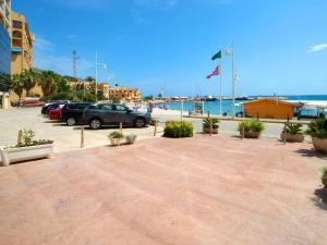 a parking lot with cars parked next to the beach at Apartamento en Altea con vistas al mar in Altea