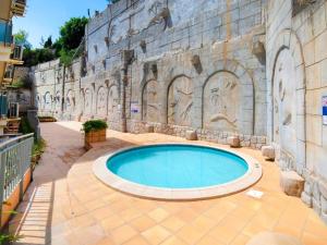 a swimming pool in front of a stone building at Apartamento en Altea con vistas al mar in Altea