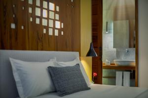 Een bed of bedden in een kamer bij Villa Nautica Boutique Hotel