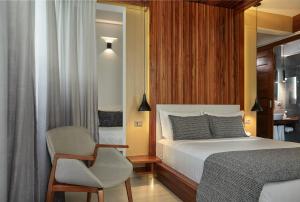 Een bed of bedden in een kamer bij Villa Nautica Boutique Hotel