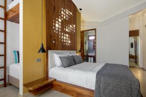 Een bed of bedden in een kamer bij Villa Nautica Boutique Hotel
