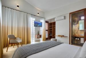 Villa Nautica Boutique Hotel في يريكوكورا: غرفة نوم بسرير كبير وحمام